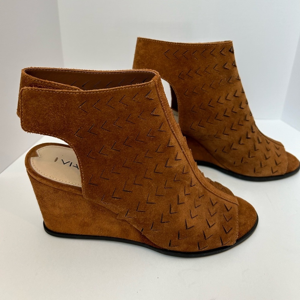 Via Spiga Leatrice Wedges Perforated Laser Cut Peep Toe Suede Like New Size 6